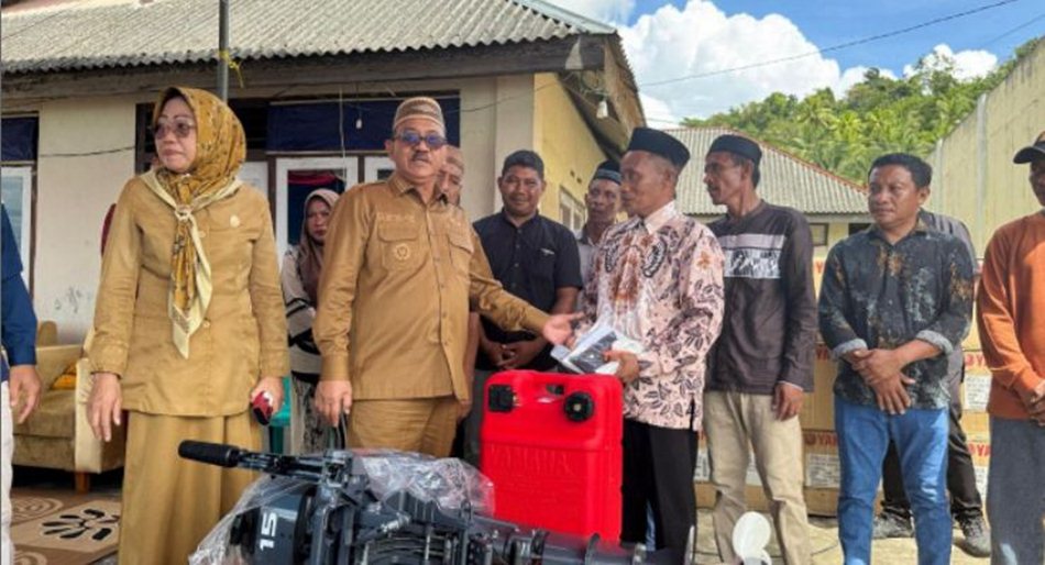 Bupati Boalemo, Drs. Rum Pagau,  turun langsung ke lapangan menyerahkan banuan kepada para nelayan .(F:humas