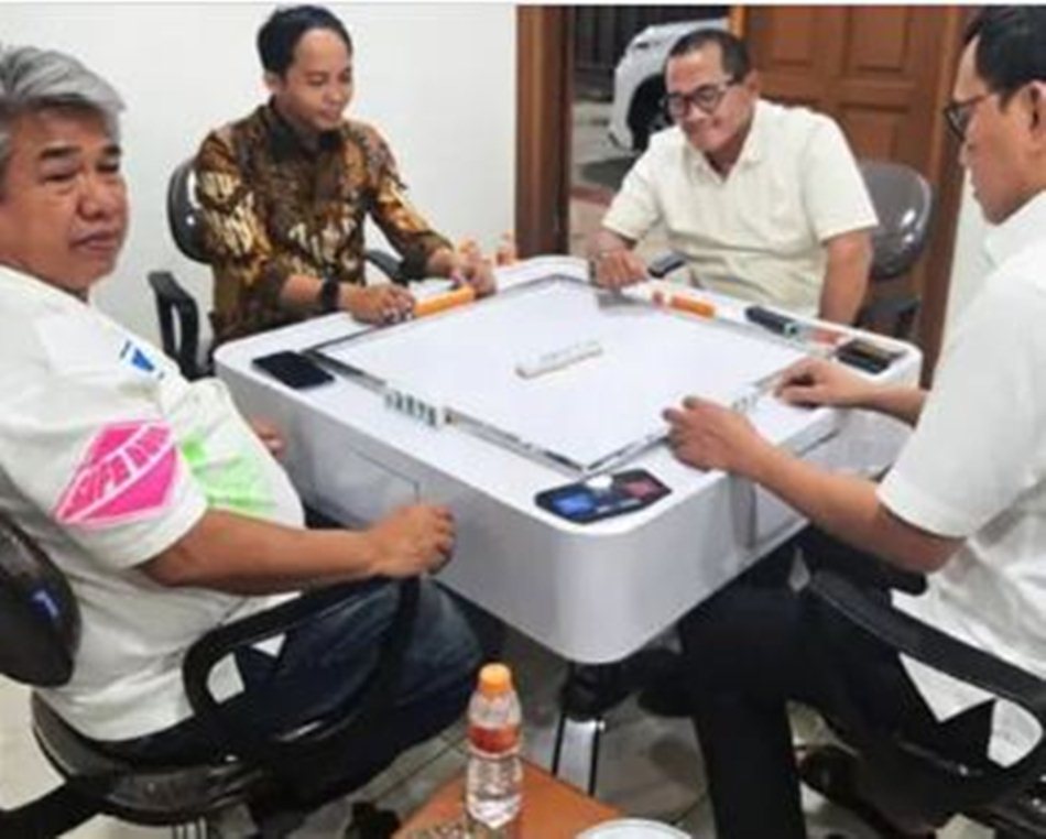 Foto Menteri Kehutanan Raja Juli Antoni sedang bermain domino bersama Azis Wellang, mantan tersangka kasus pembalakan liar.(F:Ist)