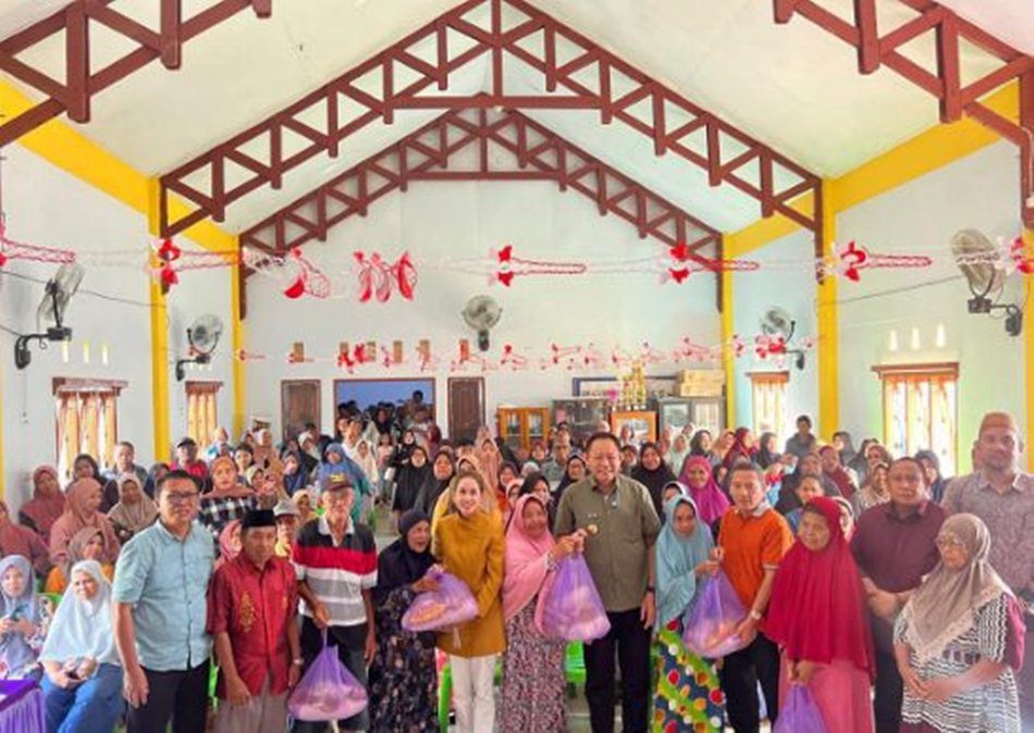 Gubernur Gorontalo Gusnar Ismail bersama Aleg DPRD Provinsi Yeyen Sidiki menyerakan bantuan  di kecamatan Suwawa, Kabupaten Bone Bolango.(F:Ryan Diskominfo)