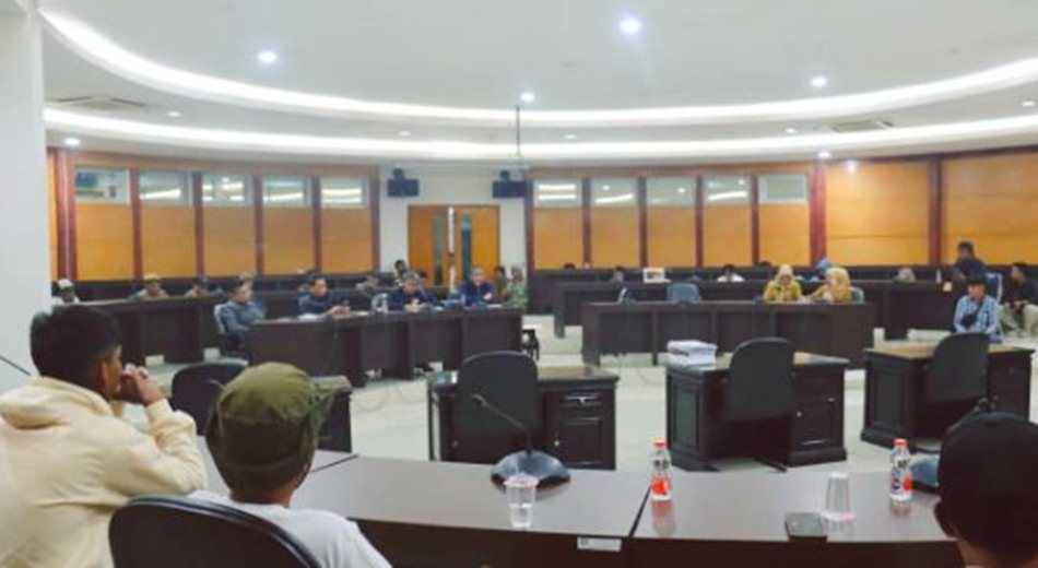 Ratusan massa aksi akhirnya diterima langsung oleh Wakil Ketua I DPRD Gorontalo, Ridwan Monoarfa, bersama anggota dewan lainnya: Umar Karim, Wahyu Moridu, Suyuti, dan Hamzah Muslimin..(F:Hms)