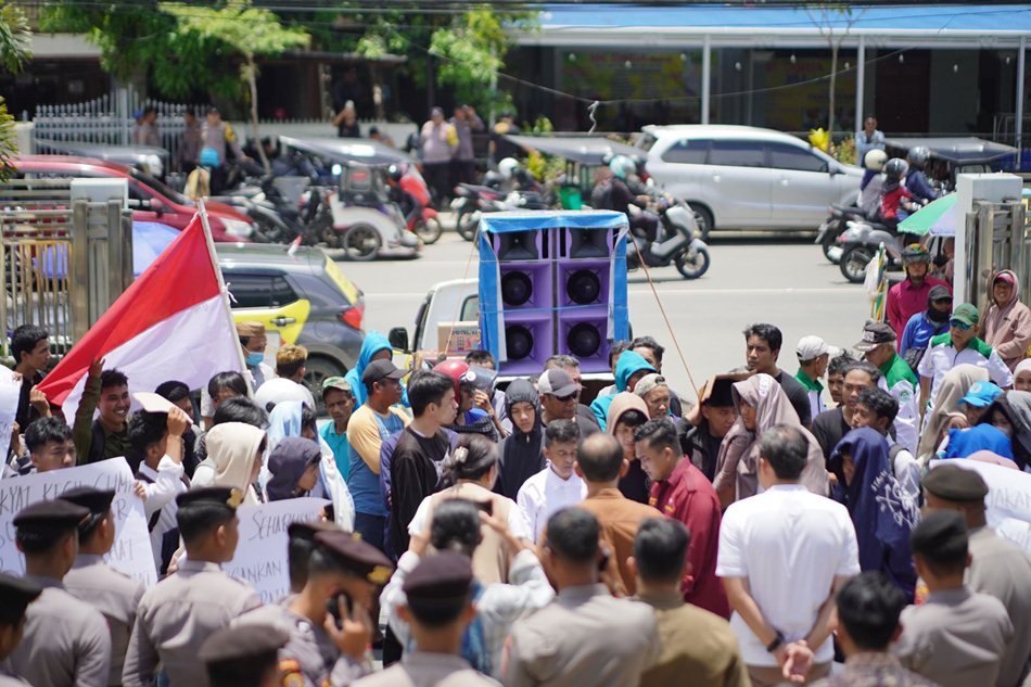 Aksi  demo  Mahasiswa menggema di depan kantor BPJS Kesehatan Cabang Gorontalo menuntut  Kepala BPJS dicopot.(F:Ist)