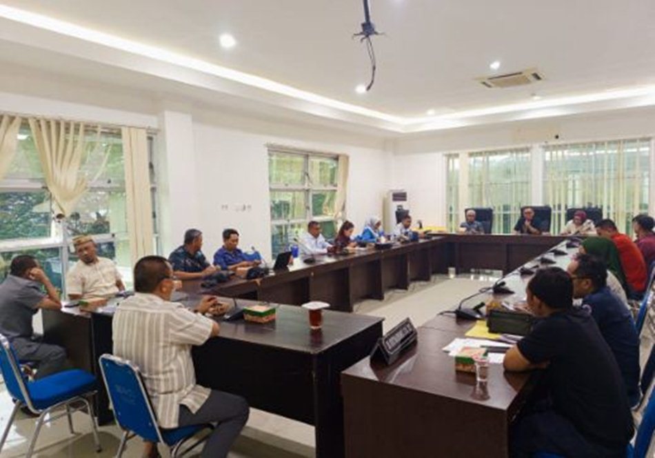 DPRD) Provinsi Gorontalo  gelar rapat gabungan menindaklanjuti laporan masyarakat terkait  dugaan pelanggaran prosedur oleh kantor leasing Estadana Ventura Cabang Gorontalo,(F:Humas)