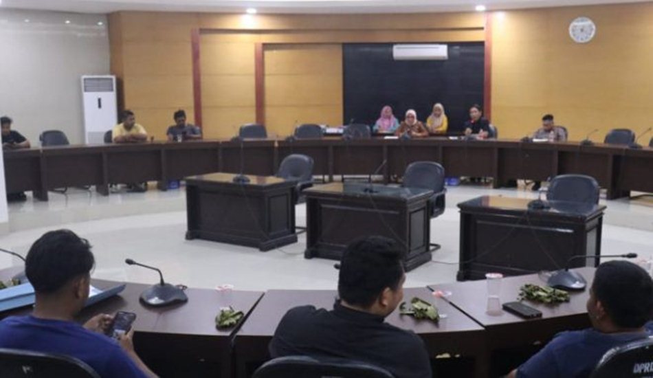 Aksi tersebut diterima langsung di Ruang Rapat Inogaluma DPRD Provinsi Gorontalo dan menjadi catatan baru bagi DPRD dalam menindaklanjuti desakan publik terhadap tambang ilegal. (F : Humas)