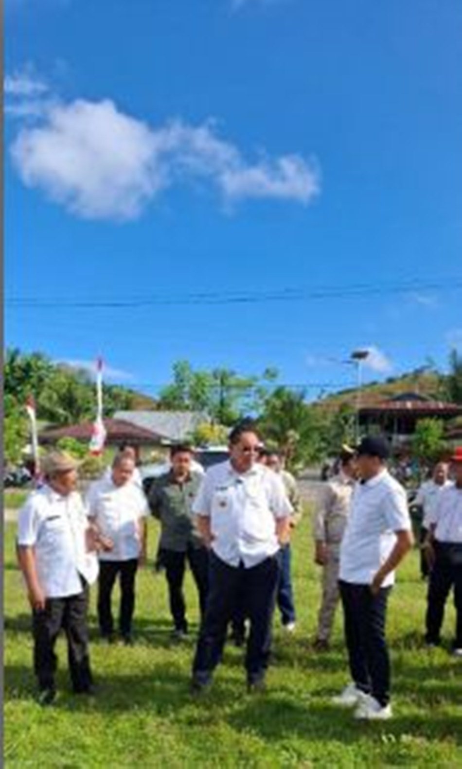 Wakil Bupati Boalemo, Lahmuddin Hambali, yang mendampingi Gubernur Gorontalo, Gusnar Ismail.(F:Humas)