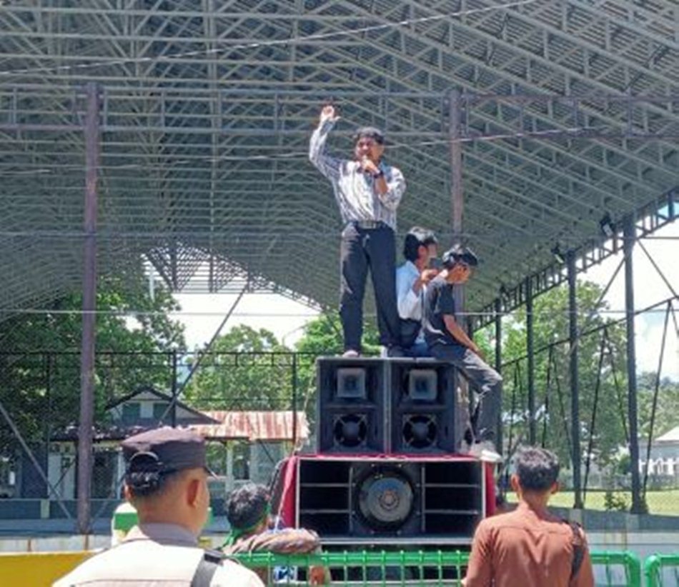 Ratusan massa AMMPB kembali turun ke jalan dan berunjuk rasa di depan Kantor Kejari Boalemo. (F:Ist)