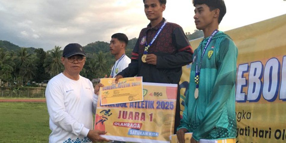 Sekretaris Daerah Bone Bolango, Iwan Mustapa resmi menutup Kejuaraan Bone Bolango  Atletik 2025 yang digelar di GOR Harapan dan Prestasi. (F.Indra-Diskominfo)