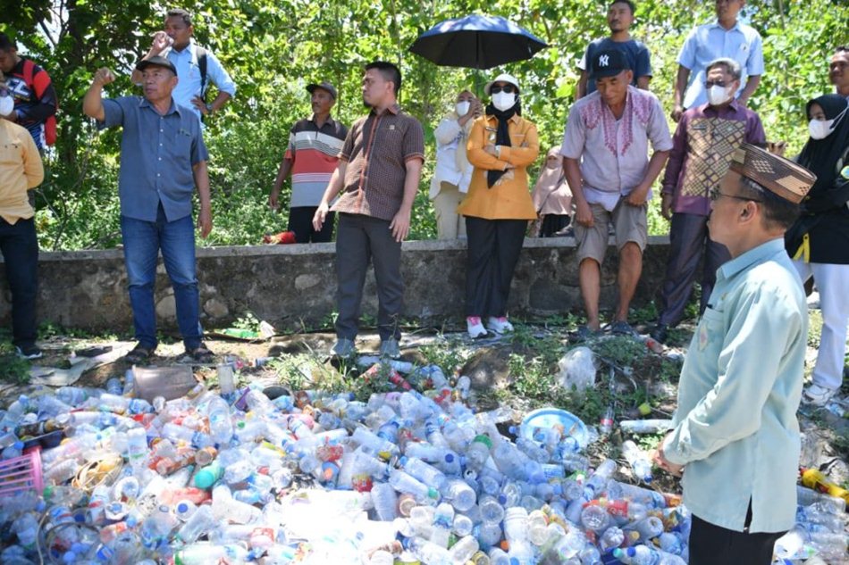 Wakil Bupati Gorontalo Utara, Nurzanah Hasan Yusuf  saat meninjau Tempat Pembuangan Akhir (TPA) di Desa Molantadu.(F:Kmfo)