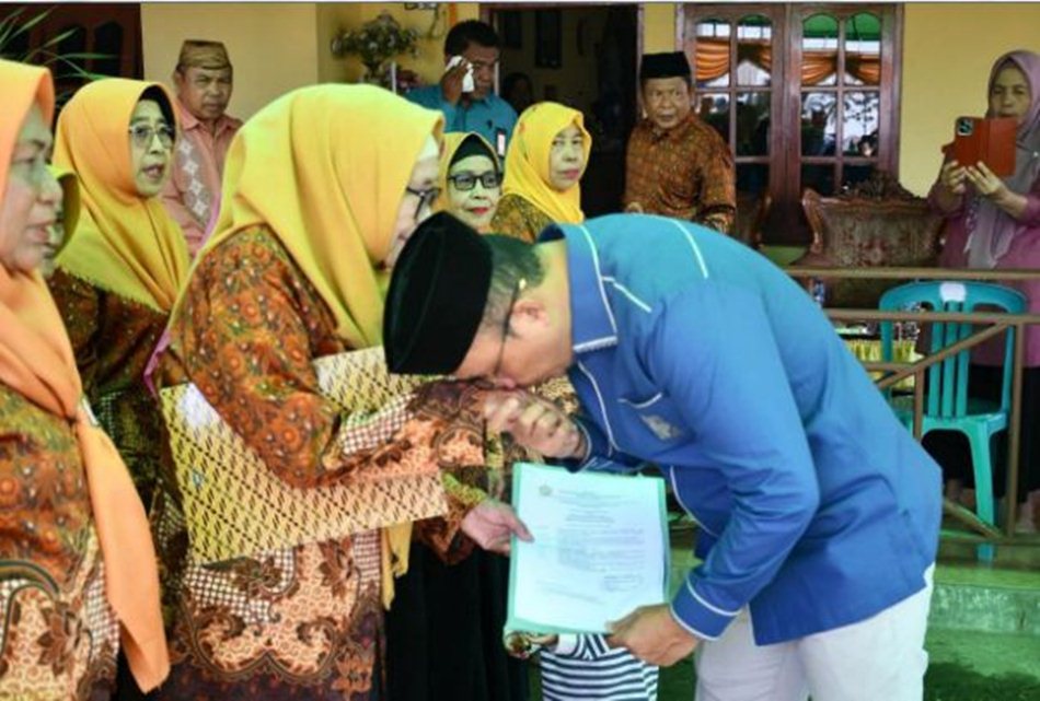 Wakil Bupati Boalemo, Lahmudin Hambali menghadiri pengukuhan pengurus  PWRI) Kecamatan Paguyaman.(f:IstP)