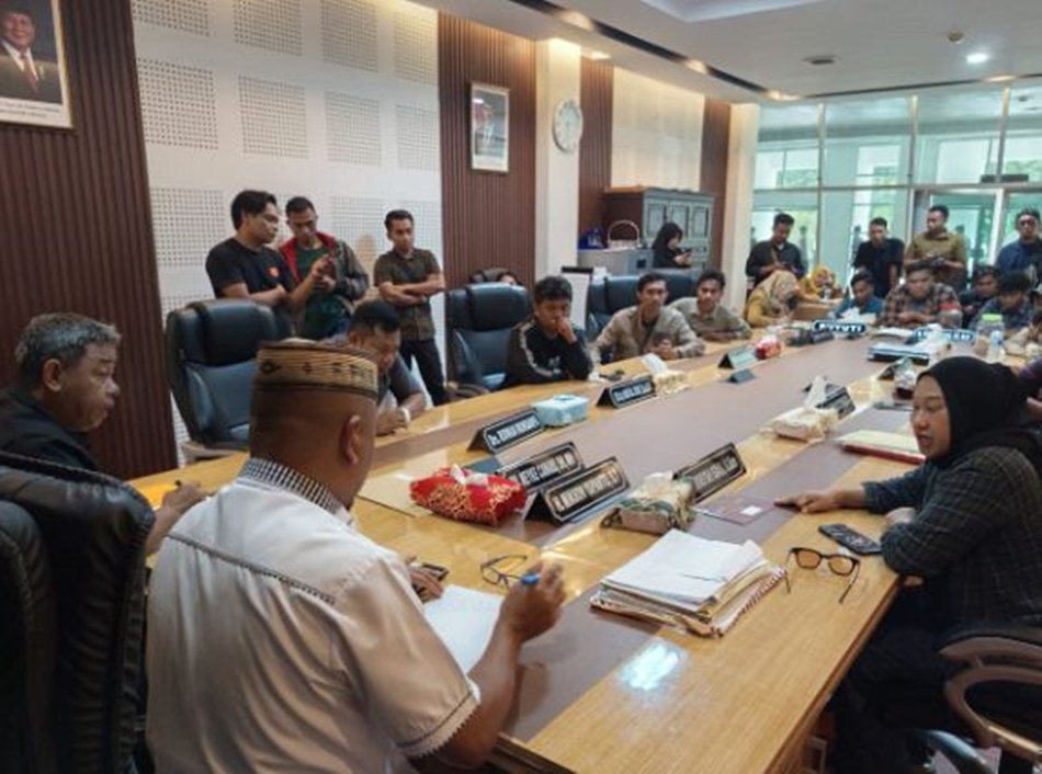 DPRD menerima Puluhan massa yang tergabung dalam Aliansi Peduli  Masyarakat Kecil. (F:humas)