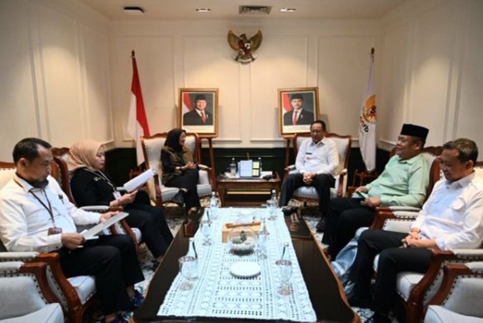 Suasana pertemuan Gubernur Gusnar Ismail dengan Menteri PAN-RB Rini Widyantini di   Kantor KemenPAN-RB, Jakarta. (Foto : Timko Gubernur)