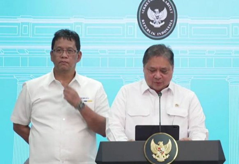Menteri Koordinator Perekonomian Airlangga Hartarto (kanan) mengumumkan 17 paket   stimulus ekonomi yang terbagi dalam sejumlah program (Youtube/Sekretariat Kabinet)