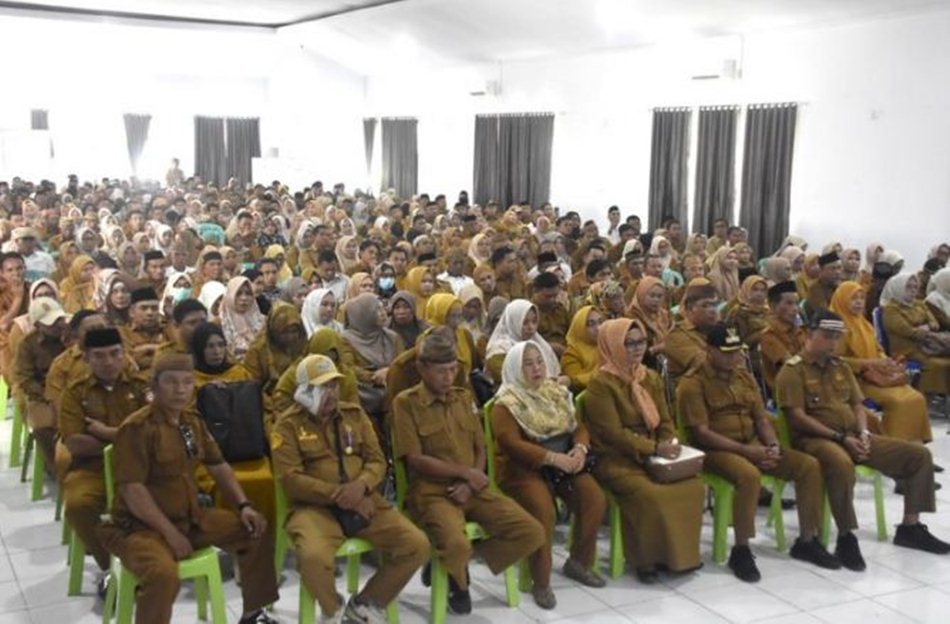Para Camat, Lurah, Kepala Desa, hingga Kepala Dusun se-Kabupaten Bone Bolango   yang saat mengikuti rapat bersama Bupati Bone Bolango, Ismet Mile yang didampingi Wabup , dan Sekda (F:AKP)
