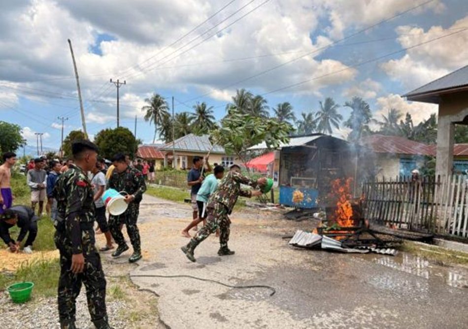 Aksi tanggap darurat Satbrimob ini menuai banyak apresiasi  warga . (F:hms-Pol)