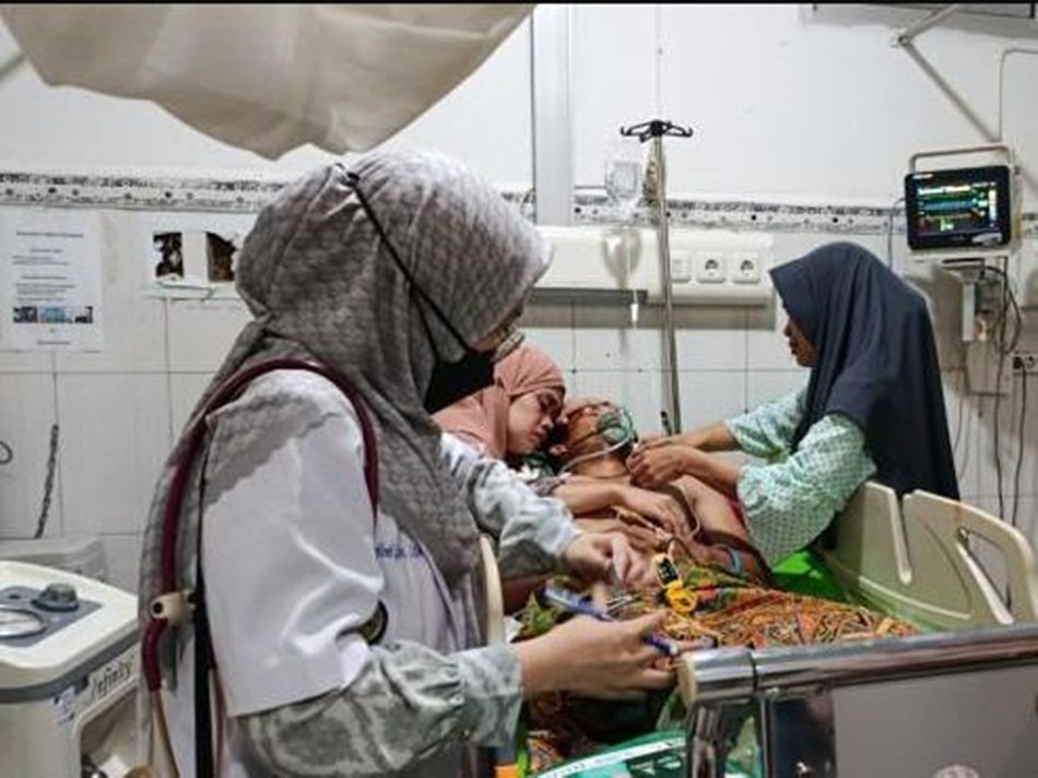 Petugas kebersihan Dinas Lingkungan Hidup (DLH) Kota Gorontalo  saat di ruang ICU RSUD Aloe Saboe.(F:Ist)