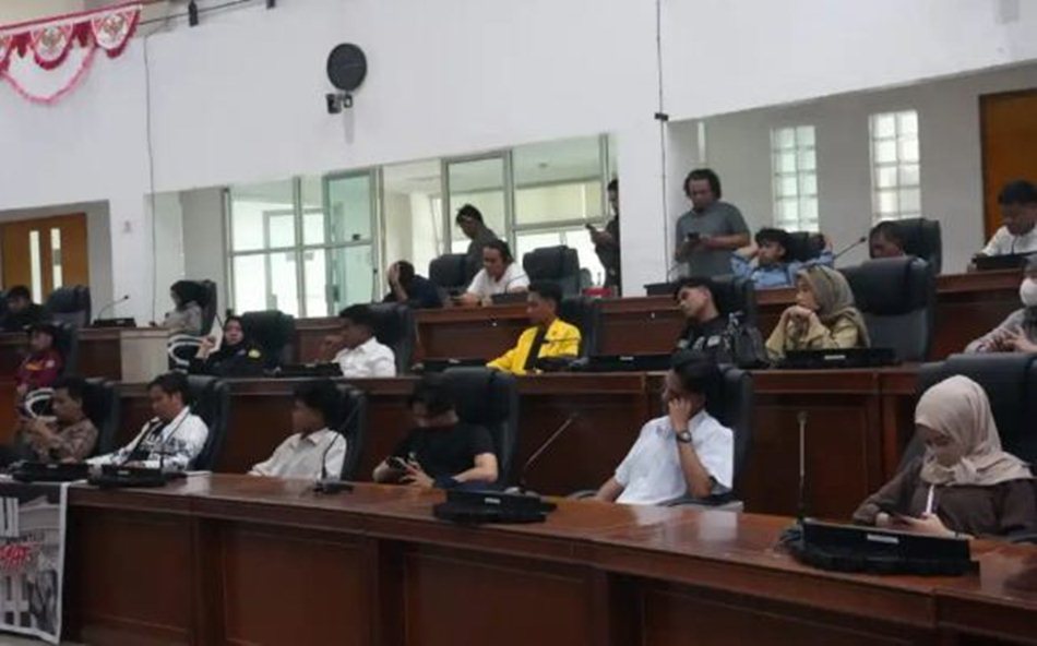 aksi demonstrasi aliansi   mahasiswa dan masyarakat di Gedung DPRD Provinsi Gorontalo.(F:Hms)