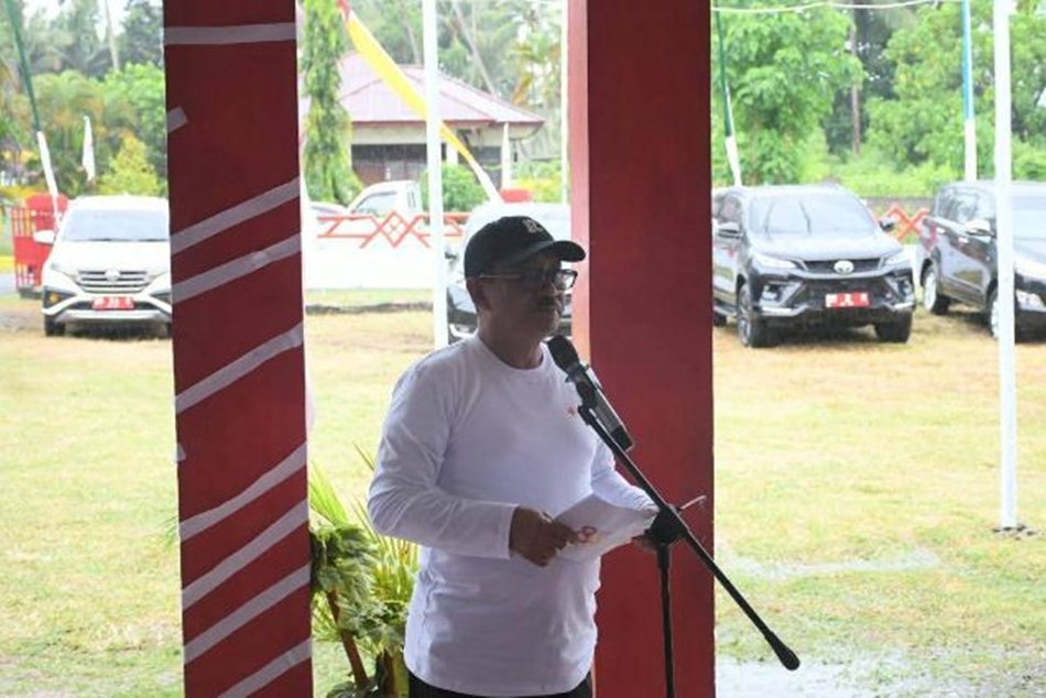 Bupati Boalemo Rum Pagau saat menghadiri Apel HUT Palang Merah Indonesia (PMI) ke-80 tingkat Kabupaten Boalemo.(F:Hms)