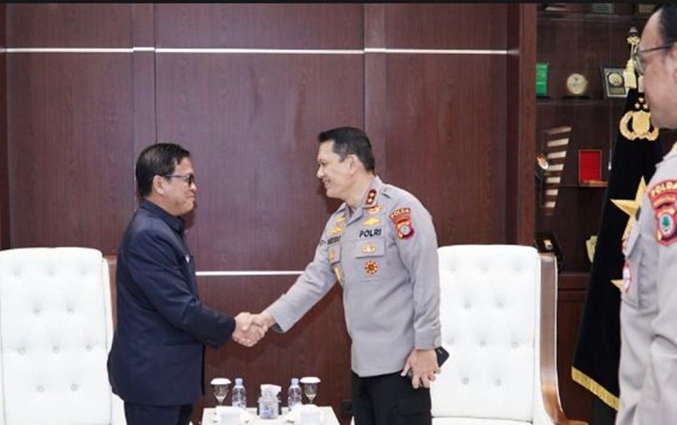Kapolda Gorontalo Irjen Pol. Drs. Widodo, SH, MH. saat menerima kunjungan audiensi dari Kepala Dinas Pariwisata Provinsi Gorontalo, Dr. Ir. Aryanto Husain, M.MP. (F:Hms)