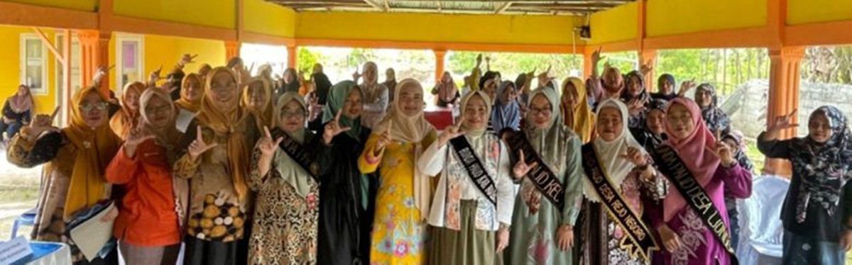 Bunda PAUD Boalemo, Ny. Hartati Pagau  Moha, didampingi Wakil Ketua   TP PKK  Kabupaten Boalemo, Ny. Rina Sarkam  Hambali, membuka kegiatan Parenting PAUD bagi orang tua di Desa Kulalalumpur. (F: Hms)
