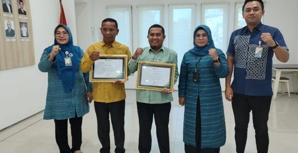 Penghargaan tersebut diterima langsung oleh Penanggung Jawab Wadah, Abd. Kadir Pakaya, yang tampak terharu dengan capaian timnya..(F:AKP)