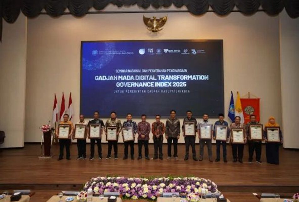 Penghargaan diserahkan oleh Wakil Menteri Komunikasi dan Digital RI   kepada Kepala Dinas Kominfo Kabupaten Gorontalo, Dr. Safwan Bano.(F:Kmfo).
