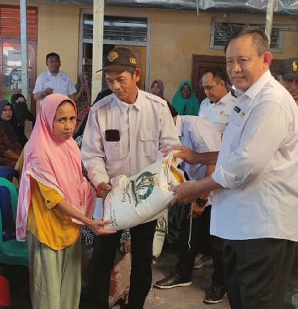 Penyerahan  bantuan pangan kepada warga penerima manfaat oleh Gubernur Gorontalo.(F: Ist)
