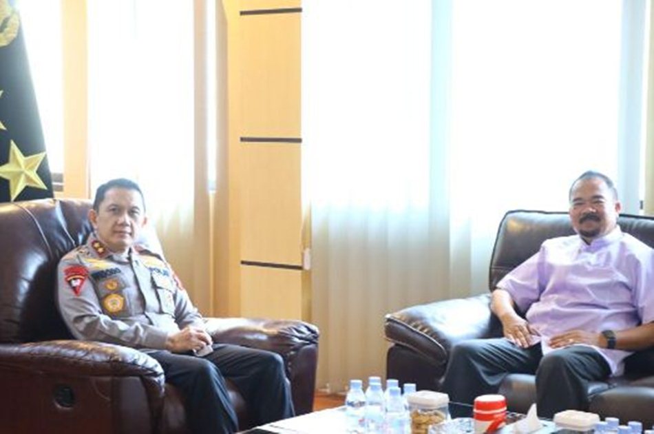 Kunjungan silaturahmi Ketua DPRD Provinsi Gorontalo Thomas Mopili yang diterima Kapolda Gorontalo, Irjen Pol. Drs. Widodo, SH, MH.(F: Humas).