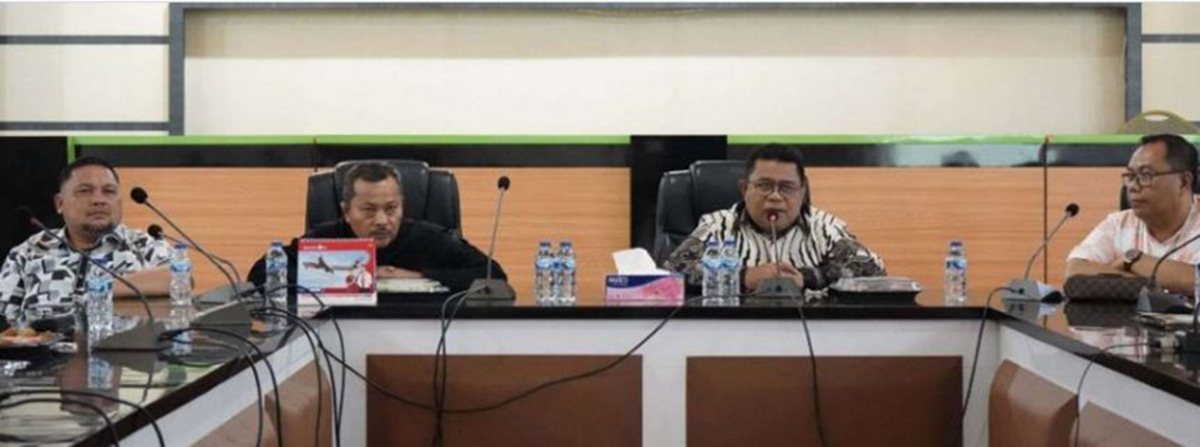 rapat untuk   membahas kerja sama  antara Pemkab Gorontalo dengan PT Bank SulutGo Cabang Limboto di Ruang Dulohupa,  Kantor Bupati Gorontalo.(F:Forkopim)