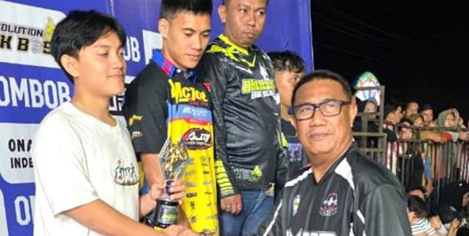 Asisten I Bidang Pemerintahan dan Kesra Setda Kabupaten Bone Bolango, Aznan Nadjamudin menutup secara resmi rangkaian kegiatan Grasstrack Onami Max Bone Bolango (F.dok.istimewa)