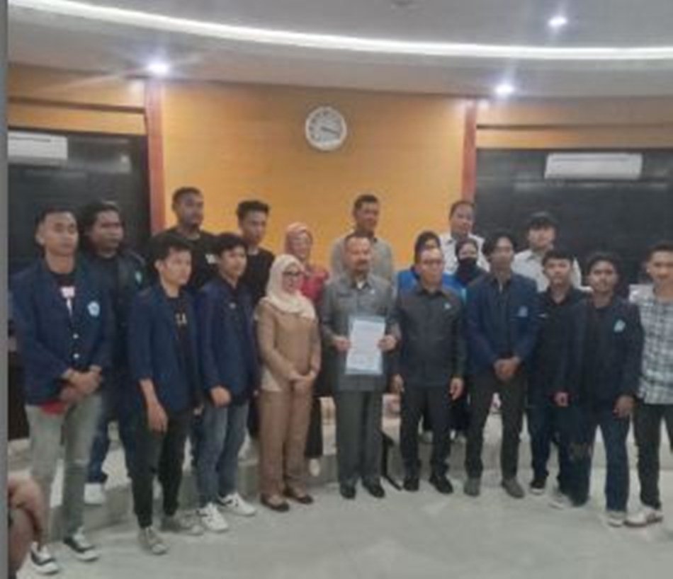 Usai menyampaikan aspirasi,  aksi demo ini diakhiri dengan penandatanganan fakta integritas atas empat tuntutan yang disampaikan massa aksi.(F:Ist)