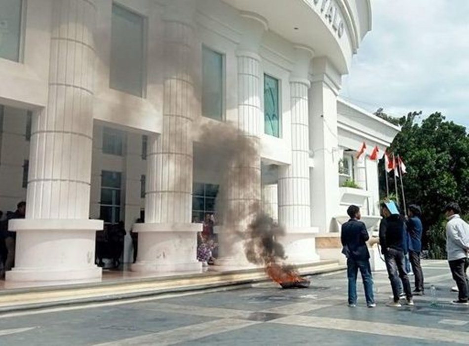 Puluhan mahasiswa yang tergabung dalam Aliansi BEM Untuk Rakyat Gorontalo menggelar aksi demonstrasi menuntut pemecatan anggota DPRD, Wahyudin  Moridu.(F: Ist)