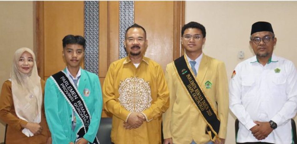 Ketua DPRD Provinsi Gorontalo, Thomas Mopili bersama  duta Parlemen Remaja  2025.(F :Enki-humas)