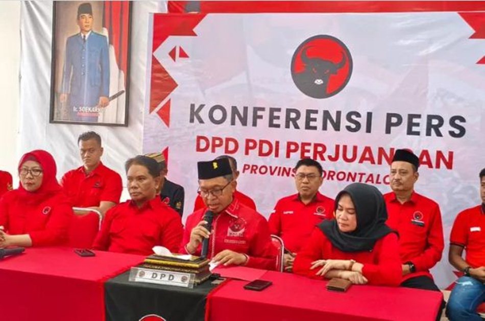 Sekretaris DPD PDIP Gorontalo, La Ode  Haimudin, saat membacakan keputusan  DPD PDIP dalam konferensi pers. (F:Ist)