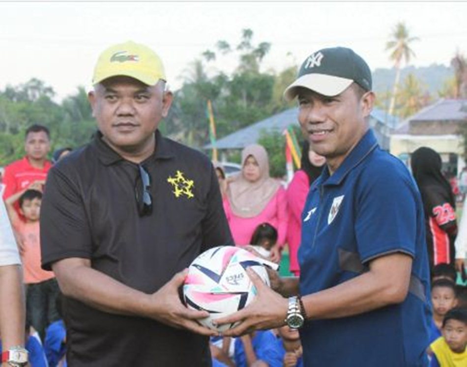 Sekjen PSSI, Yunus Nusi dan Ketua PSSI Pohuwato, Nasir Giasi.(F:Ist)