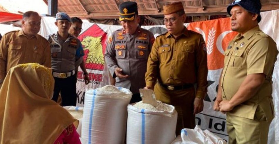 Sekda Iwan Mustapa saat melakukan sidak di Pasar Talumopatu, Kecamatan Tapa (F..Afik/Diskominfo)