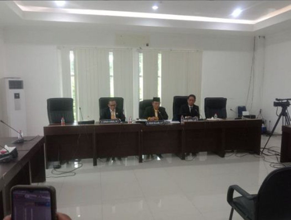 idang perdana BK DPRD Gorontalo Aleg Wahyudin Moridu Absen.(F:ist)