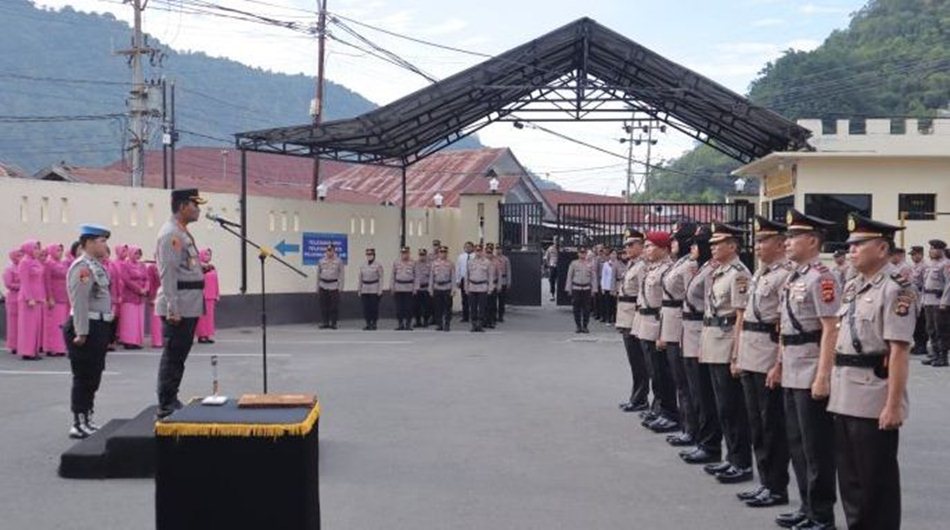 Kepolisian Resor Kota Gorontalo Kota.  Menggelar upacara pelantikan dan serah terima jabatan (sertijab) bagi sejumlah pejabat utama.(F:Hms-pol)