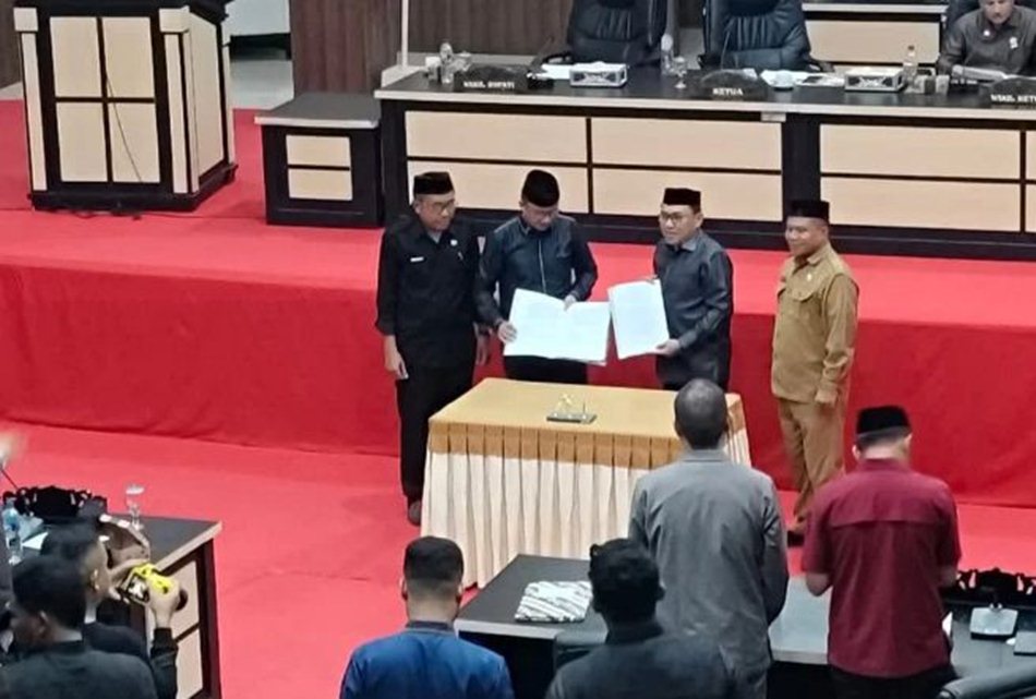 Penandatanganan dokumen pengesahan dilakukan oleh Wakil Bupati Boalemo, Lahmudin Hambali, bersama Ketua DPRD, Karyawan Eka Putra Noho.(F:humas)