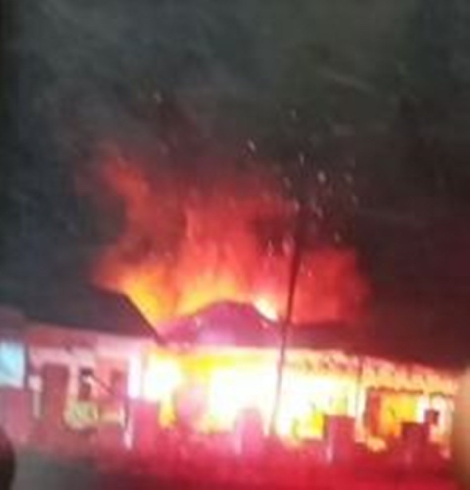 Suasana kebakaran yang erjadi di Kantor Desa Molamahu, Kecamatan Paguat, Kabupaten Pohuwato.(F:Ist).