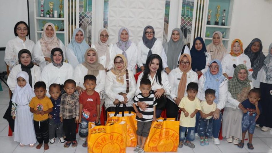 persatuan istri anggota dewan DPRD Provinsi Gorontalo menyalurkan bantuan pangan bergizi untuk balita.(F:hms-Enki)
