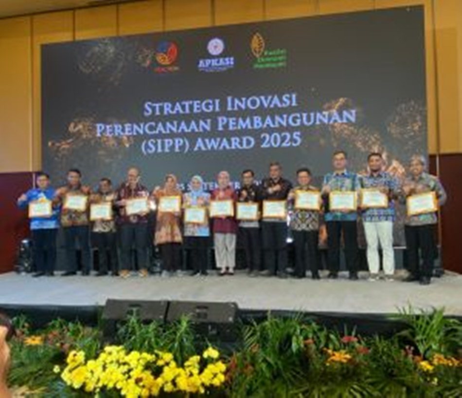 Kepala Bappeda Litbang Bone Bolango, Roswaty Agus saat menerima penghargaan Strategi Inovasi Perencanaan Pembangunan (SIPP) Award 2025 kategori Persona di Hotel Borobudur, Jakarta.(AKP)