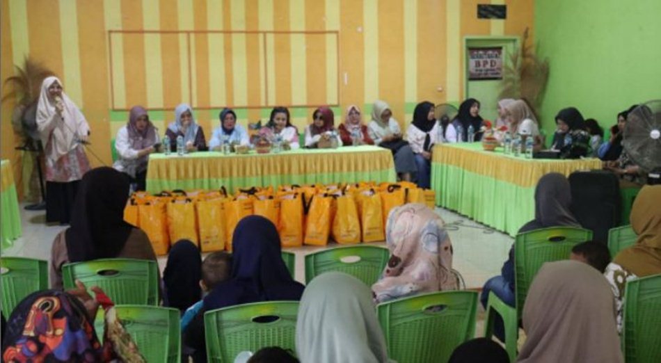 Lewat kegiatan sosial, PIAD menyerahkan bantuan pangan bergizi untuk balita terindikasi stunting di dua titik sekaligus.(F:Hms-Enki)