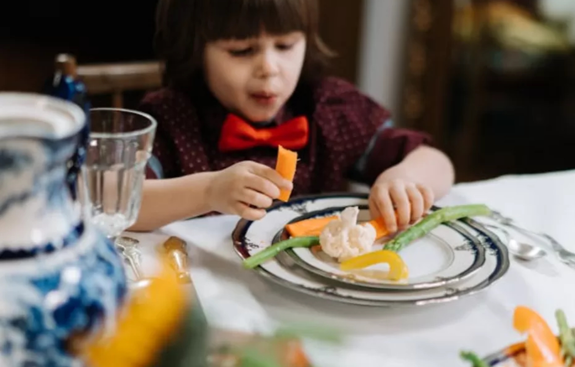 Ilustrasi anak makan makanan yang tidak dibungkus plastik (Dok. Pexels)