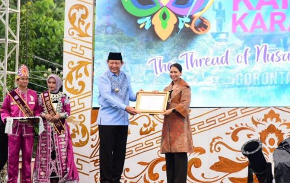 Penyerahan penghargaan Kharisma Event Nusantara (KEN) dari Wakil Menteri Pariwisata Ni Luh Puspa kepada Gubernur Gusnar Ismail, pada pembukaan Gorontalo Karnaval Karawo (GKK) tahun 2025  (Foto : Nova)