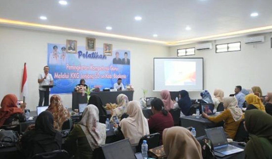 Wabup Lahmudin Hambali saat menutup Pelatihan Peningkatan Kompetensi Guru melalui  Kelompok Kerja Guru (KKG) jenjang SD Se Kabupatn Boalemo.(F:Humas)