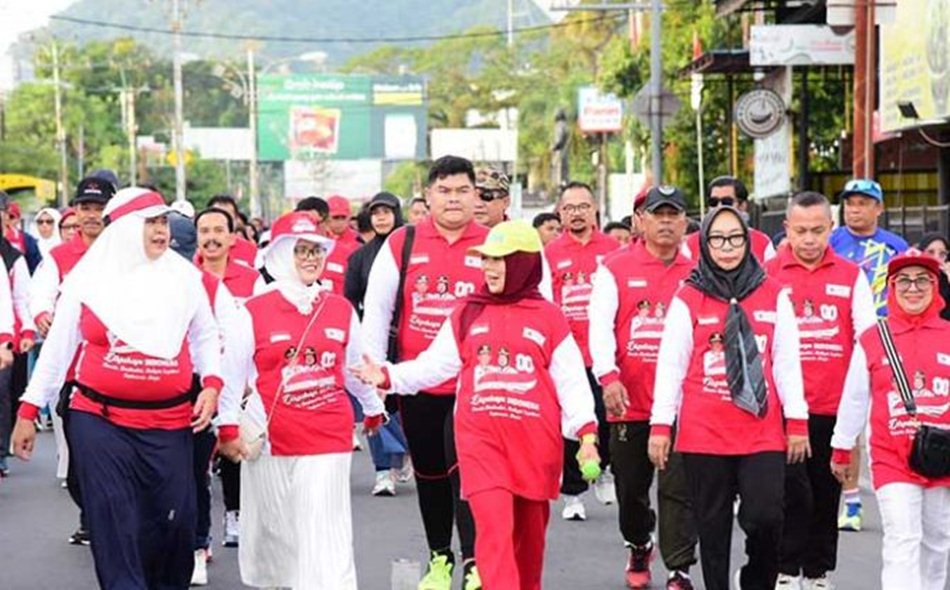 Wakil Gubernur Gorontalo Idah Syahidah Rusli Habibie yang ikut pada jalan sehat   dalam rangka peringatan Ulang Tahun (HUT) ke-80 Palang Merah Indonesia (PMI). (Foto &ndash; Nova Diskominfotik)