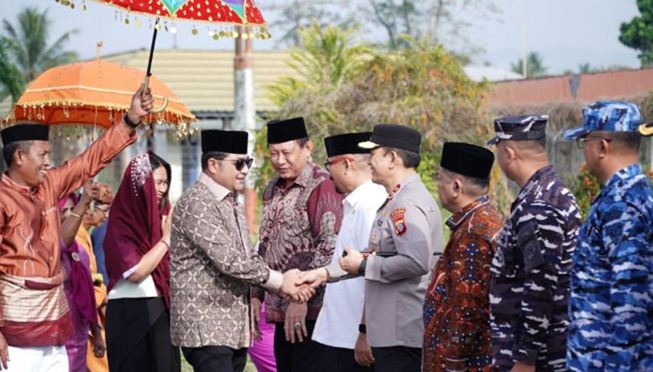 Menteri Ekonomi Kreatif, Teuku Riefky Harsya, bersama Wakil Menteri Pariwisata, Ni Luh Puspa,tiba di Bandara Djalaludin Gorontalo.(F:Hms)
