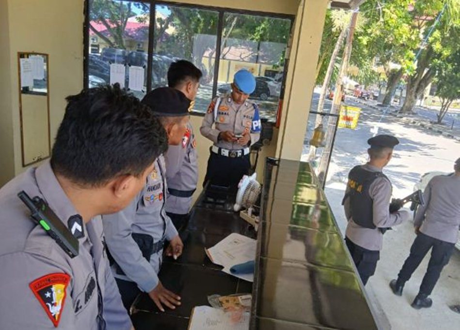 Polda Gorontalo melalui Bid Propam melaksanakan   pemeriksaan terkait judi online (Judol) terhadap personel.(F: Hms-Pol)