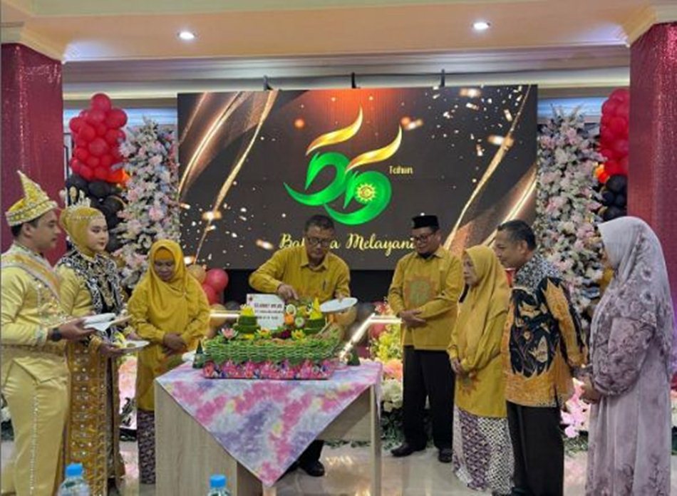 Pemotongan tumpeng oleh Direktur RSIA Siti Khodijah, dr. Rusli   Katili, MARS, disaksikan PD &rsquo;Aisyiyah Kota Gorontalo, Hj.  Nikma Paneo, M.Si., serta jajaran pimpinan Muhammadiyah  Gorontalo.(F:Yod)