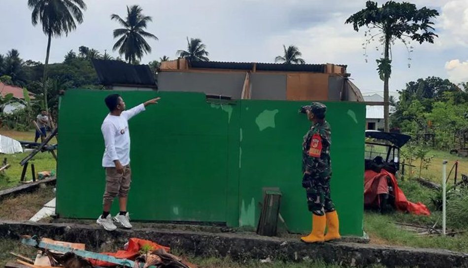 pantauan di lokasi, kondisi rumah terlihat porak-poranda.   Sebagian besar atap seng terlepas dari rangka kayu.(F:Ist)