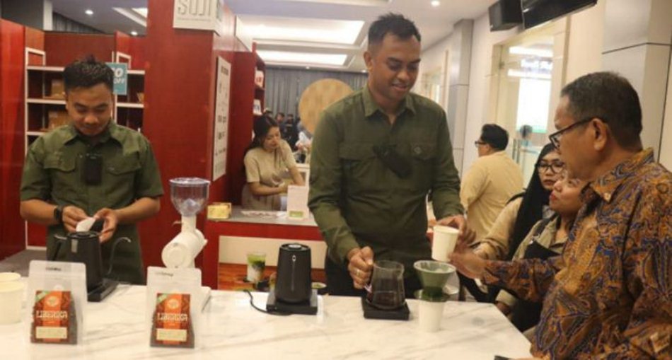 Wakil Ketua I DPRD Provinsi Gorontalo, Ridwan Manoarfa, saat berkunjung ke arena pameran.(F:Hms-Enki)